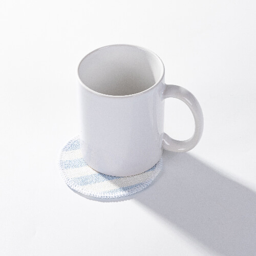 Płócienna podkładka pod kubek Ø 10 cm kremowa w błękitne paski do sublimacji