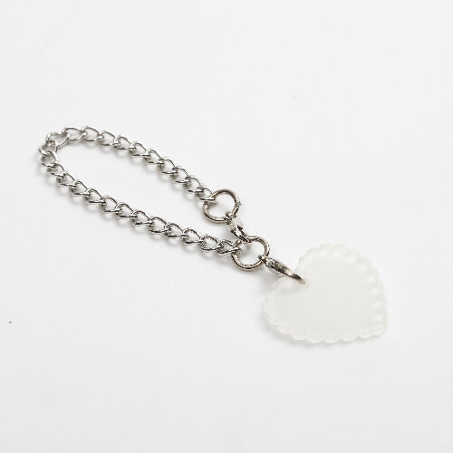 Akrylowa zawieszka na kubek do sublimacji - postrzępine serce na łańcuszku