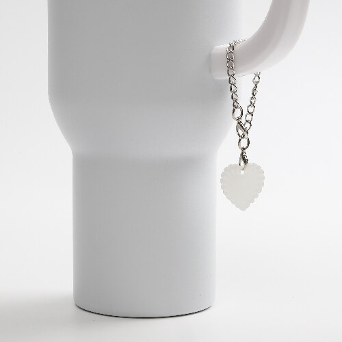 Akrylowa zawieszka na kubek do sublimacji - postrzępine serce na łańcuszku