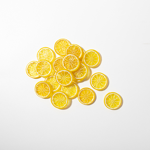 Sztuczny plasterek cytryny z żółtą skórką